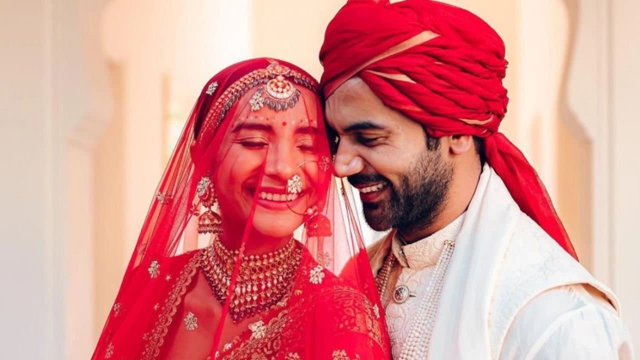 Rajkummar Rao shares a sweet post for। new mom Patralekha as she won a prize for Phule