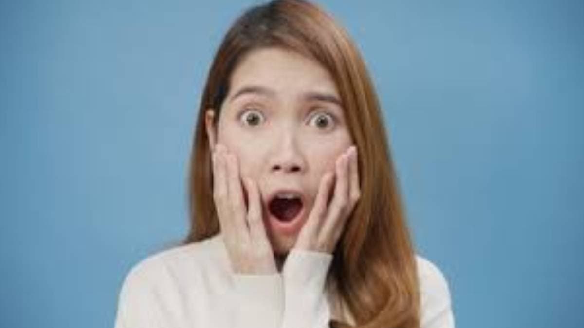 Man shows obscenity to woman in a shop