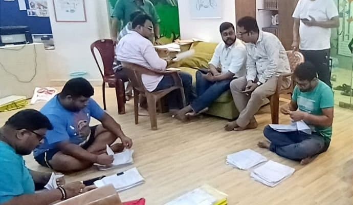  Lok Sabha Election: ক্লান্তি ভুলে এখনও লড়ে যাচ্ছেন ক্যাডাররা