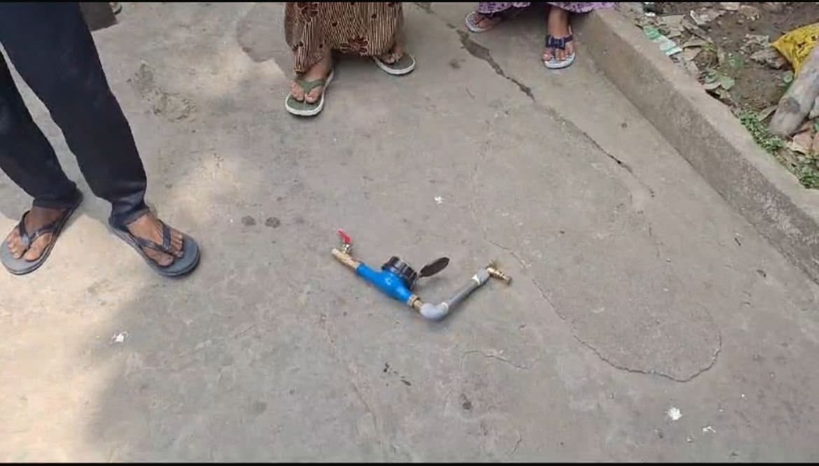 পানীয় জলের সমস্যা, বহরমপুরে ভেঙে ফেলা হল ট্যাপ কল