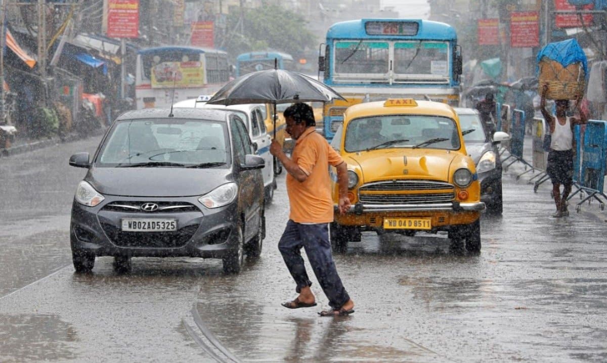 Weather Update: আকাশের মুখভার, জেলায় জেলায় ভারি বৃষ্টির সতর্কতা জারি 