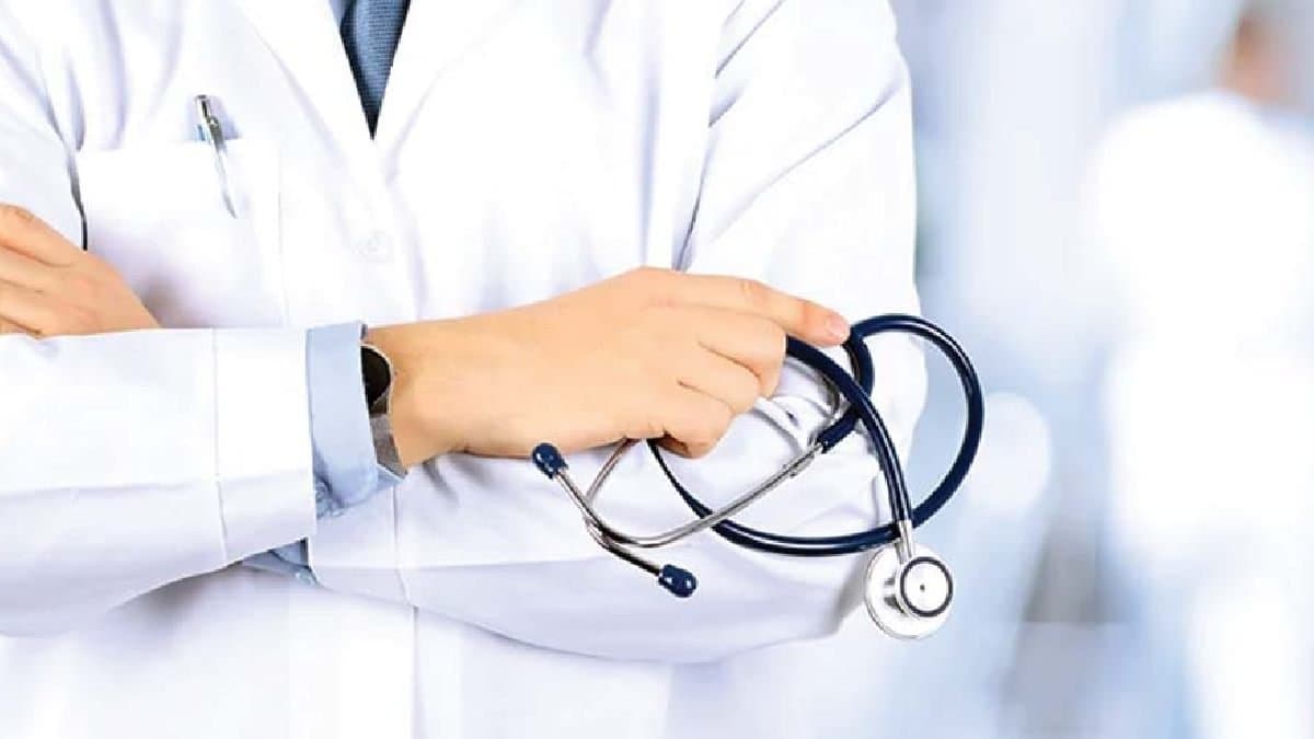 Youth stole friends marksheet posed as dctor on friends name now Exposed