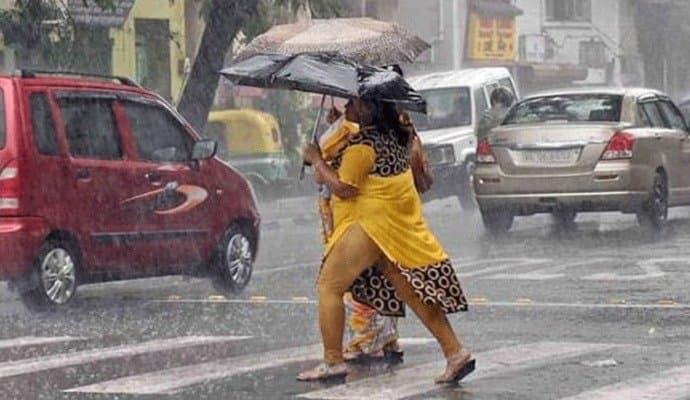 Weather Forecast: কয়েক পশলা বৃষ্টিতে ভিজবে দক্ষিণবঙ্গ, উত্তরে দুর্যোগ চলছেই 