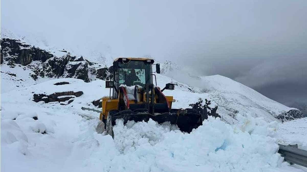 Early Snowfall In North Sikkim Heavy Machinery Deployed To Clear Roads_gnr