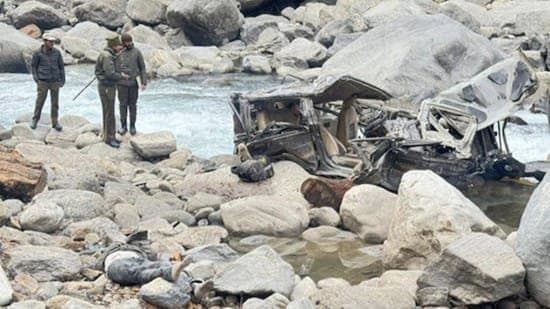  4 killed as vehicle plunges into gorge in Jammu and Kashmir gnr 