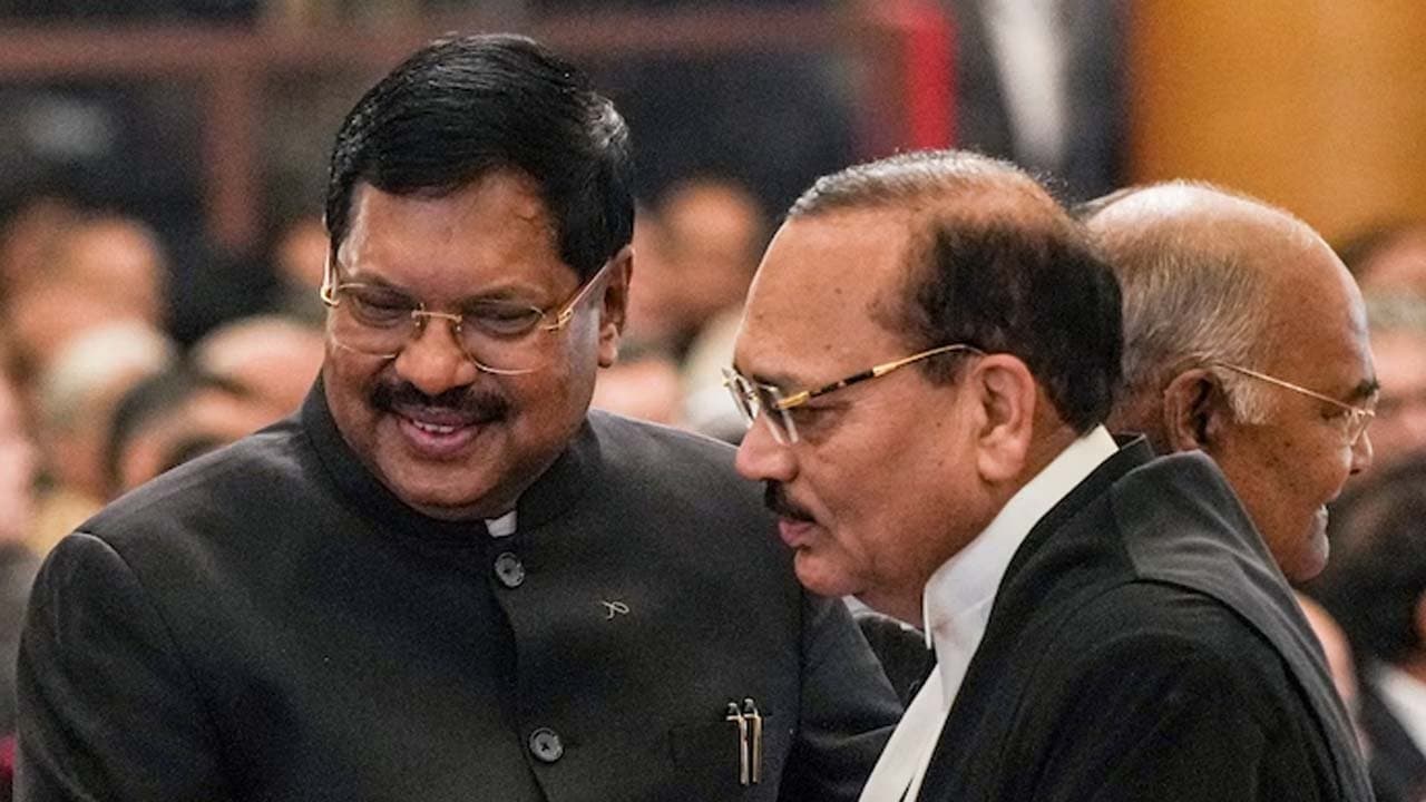 বিরল নজির, উত্তরসূরিকে গাড়ি ছাড়লেন বিচারপতি গাভাই