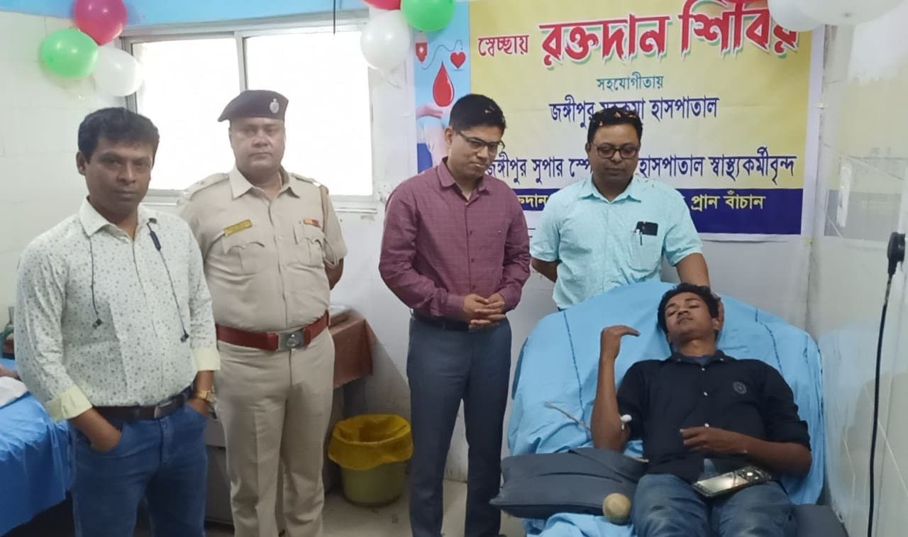 Murshidabad: জেলায় রক্ত সঙ্কট মেটাতে এগিয়ে এলেন হাসপাতাল কর্মীরা 