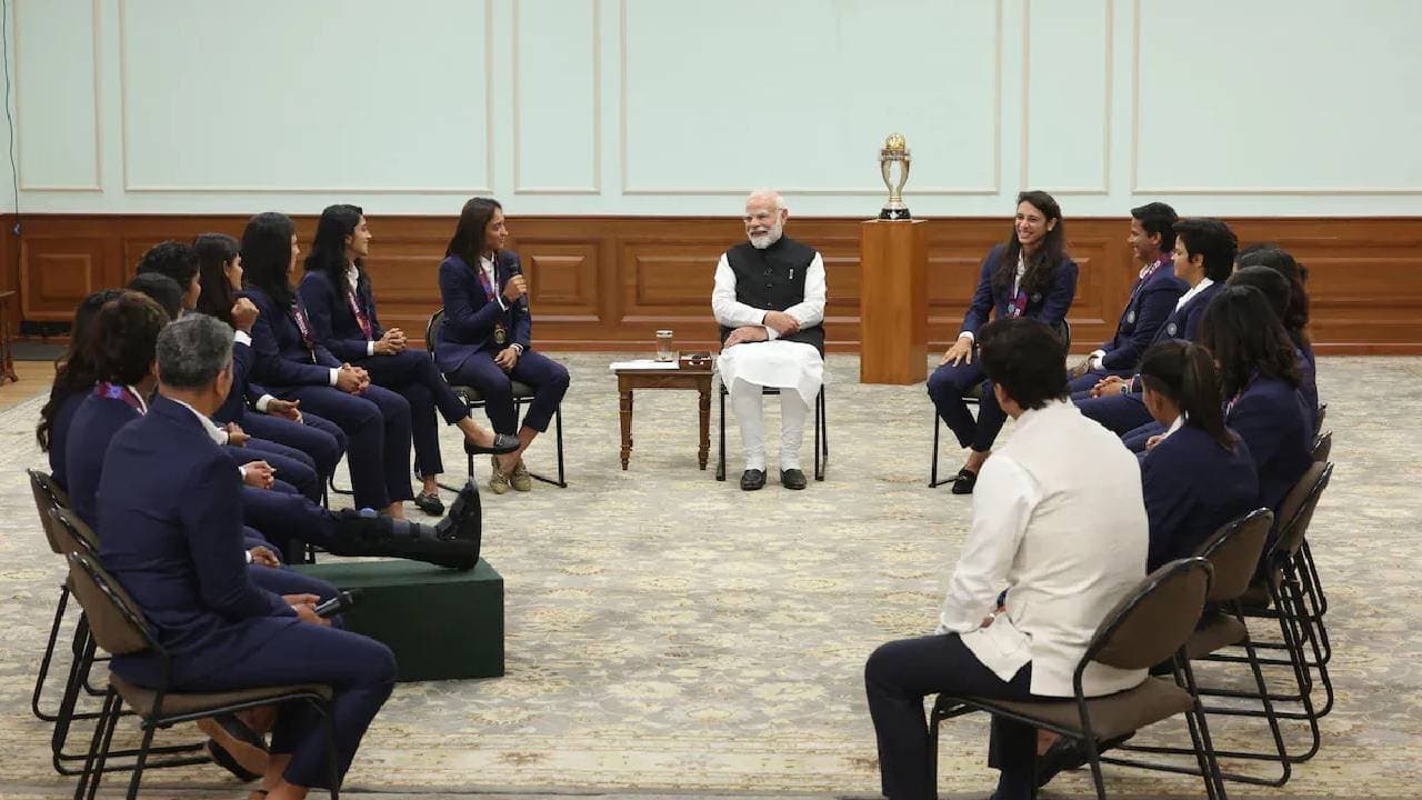 PM Narendra Modis Candid Meet With Womens World Cup Champions