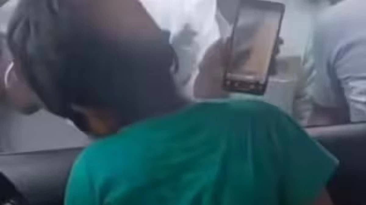টানতে টানতেও বেরোচ্ছিল না, 'ওইটা'র জন্য ইউটিউবের শরণাপন্ন যুবতী! ভিডিও ভাইরাল হতেই চোখ ছানাবড়া 