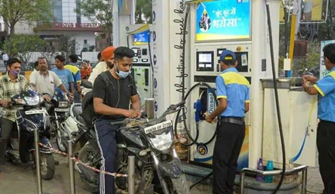 Petrol, Diesel:‌ লিটারপিছু ২ টাকা করে কমল পেট্রল, ডিজেলের দাম 
