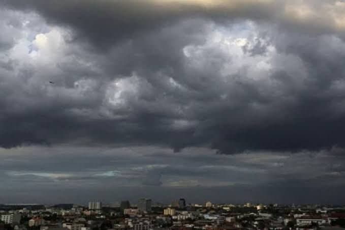 Weather: দিনভর মেঘলা আকাশ কলকাতায়, ভারি থেকে অতিভারি বৃষ্টি চলবে উত্তরবঙ্গে 