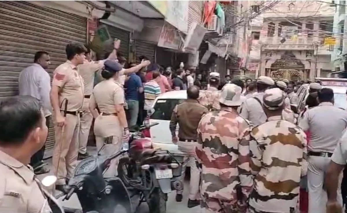 Delhi: ৪ বছরের শিশুকে ধর্ষণ, অভিযুক্তের বাড়ির বাইরে বিক্ষোভ