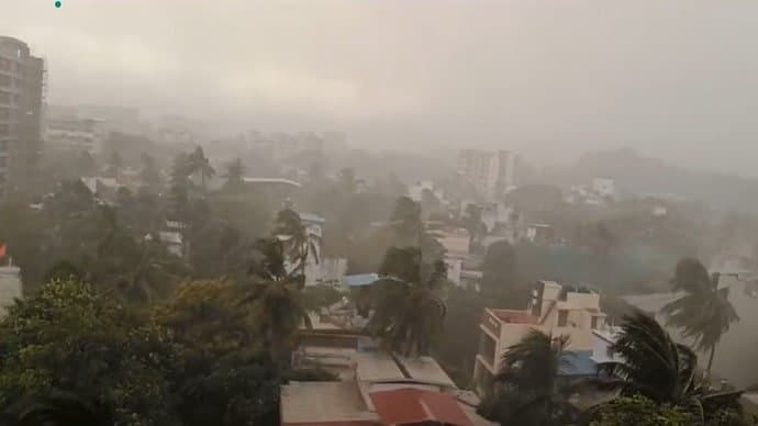 Cyclone Remal: মিজোরামে রেমালের দাপট, পাথরখনিতে ধস নেমে মৃত ১০