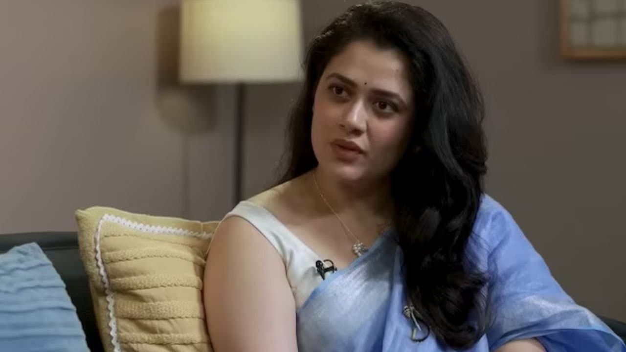 Girija Oaks blue saree moment goes viral who is she