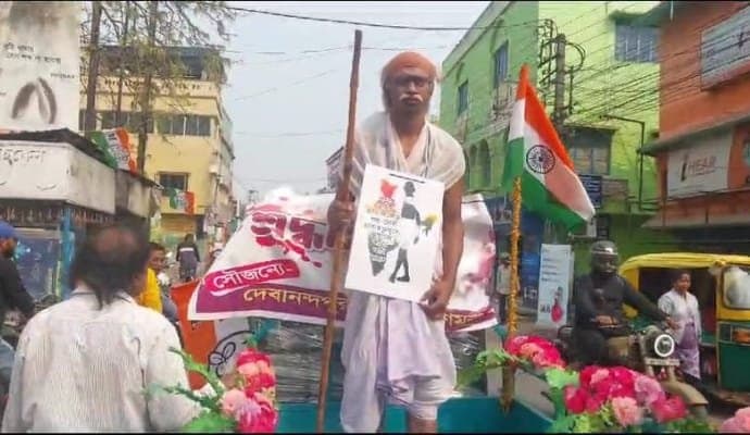Hooghly: মহাত্মা গান্ধীর প্রয়াণ দিবসের মিছিলে দেশ রক্ষার আবেদন 