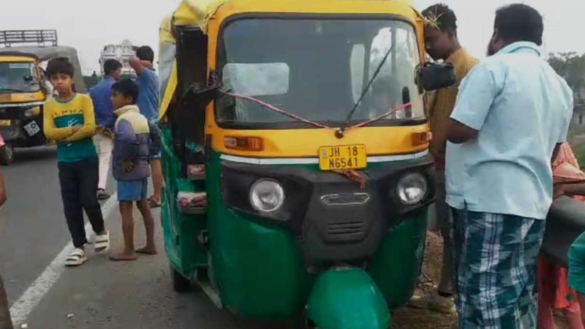 Seeing accident MLA Manirul Islam rushed to hospital save injured peoples life gnr 