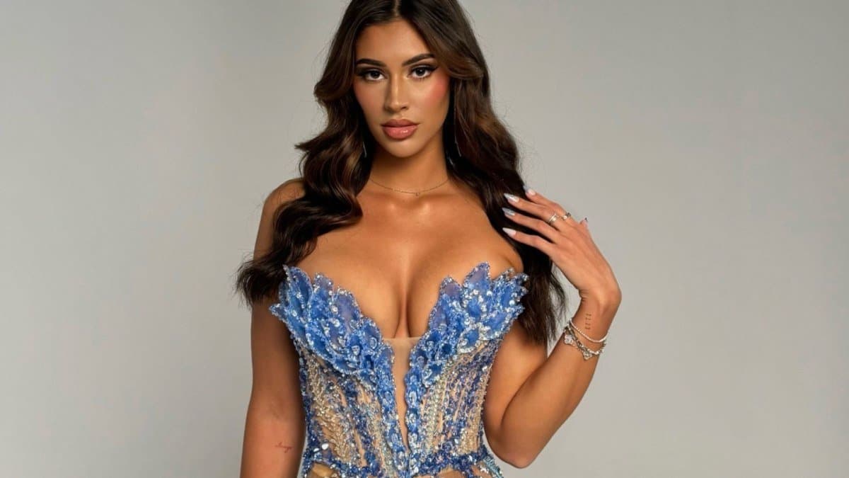 Australian model uses bizarre way to impress fans