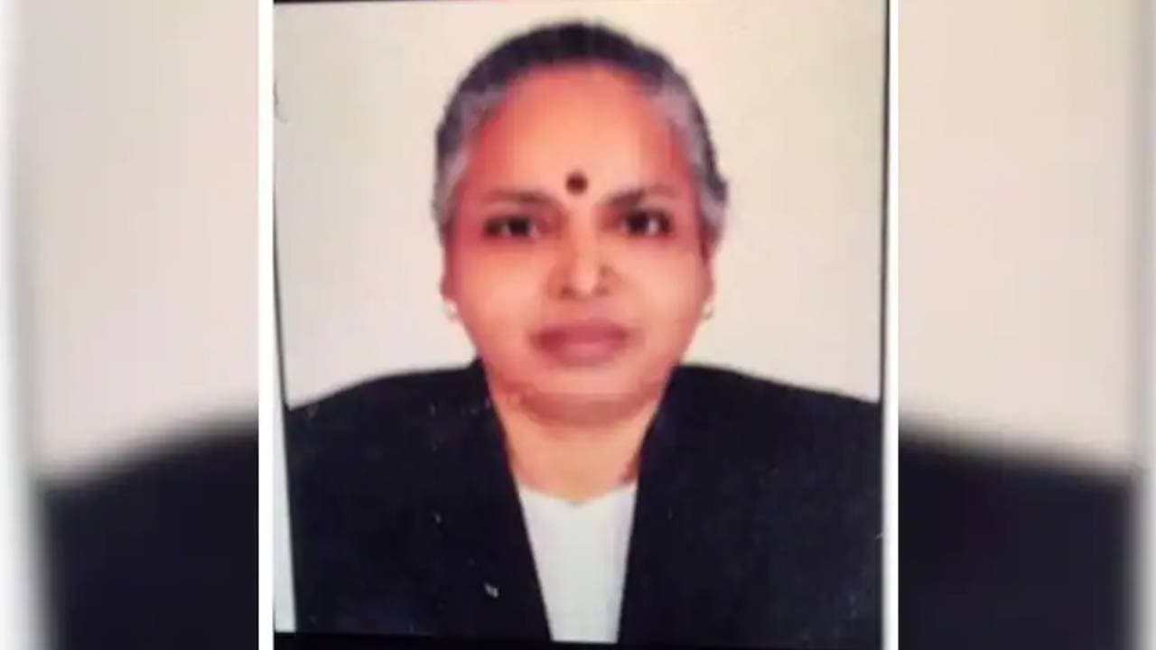 Senior woman lawyer gets heart attack others make video instead of medical aid