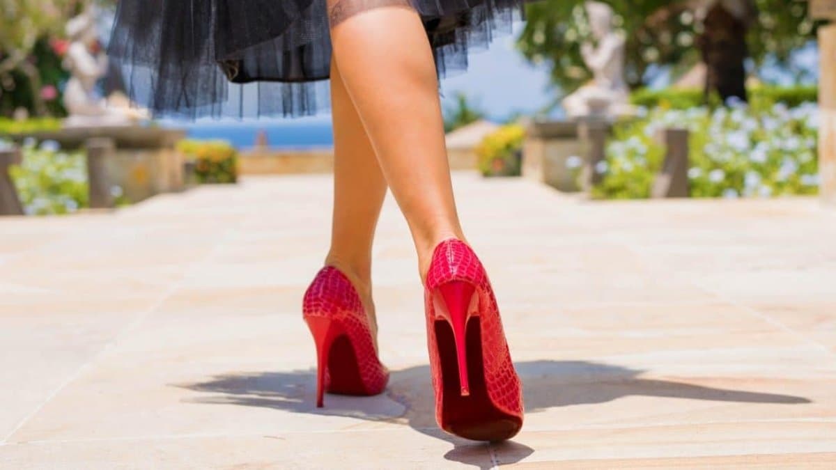 High heeled Chinese man struts to fund mother's Cancer treatment gnr