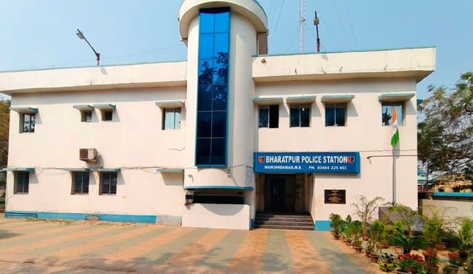 Murshidabad: মুর্শিদাবাদে বিপুল পরিমাণ জাল নোট এবং আগ্নেয়াস্ত্র সহ গ্রেপ্তার ১