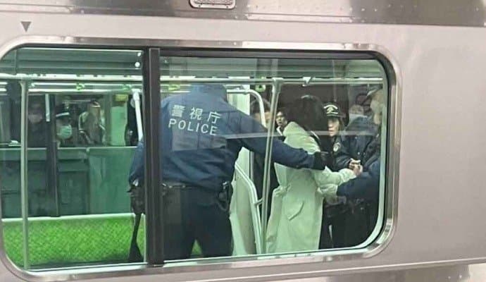 knife attack in tokyo train, three injured