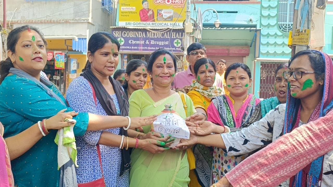 দ্বিগুণ হল লক্ষ্মীর ভাণ্ডারের টাকা, অকাল দোল উৎসবে মাতল বৈদ্যবাটি