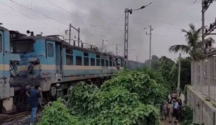 Fire: হাওড়ায় মালগাড়ির ইঞ্জিনে আগুন 