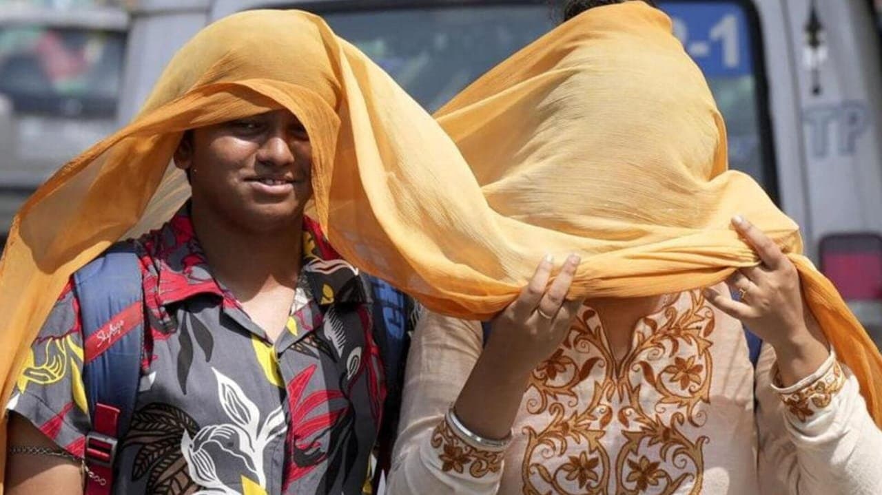Weather Update: ৬ জেলায় লাল সতর্কতা, কলকাতা সহ দক্ষিণবঙ্গে তীব্র তাপপ্রবাহ 