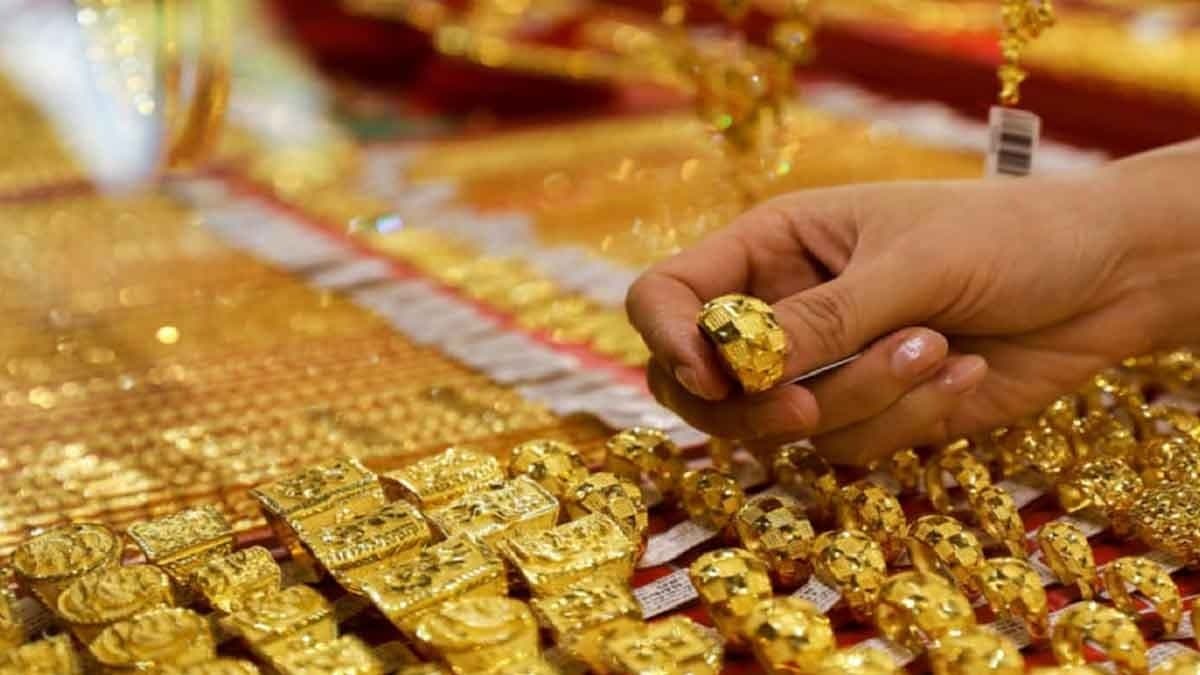 Gold Price Huge Fall Today Check 22 and 24 Carat Gold Price on 23 April