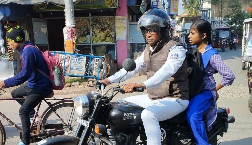 অ্যাডমিট ছাড়াই পরীক্ষাকেন্দ্রে ছাত্রী, সহায়তার হাত বাড়াল ট্রাফিক পুলিশ