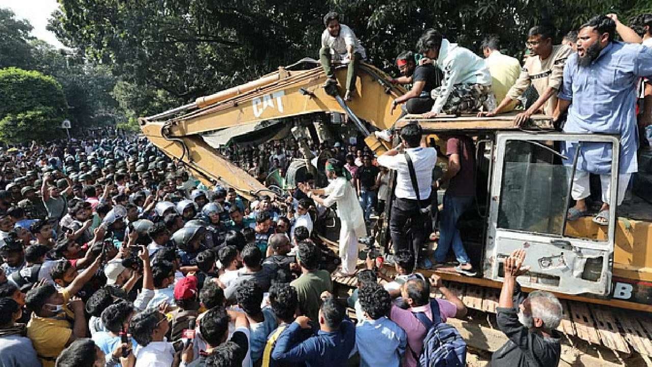 Sheikh Hasina Update sources says mob-tried-to-demolished-32-dhanmondi