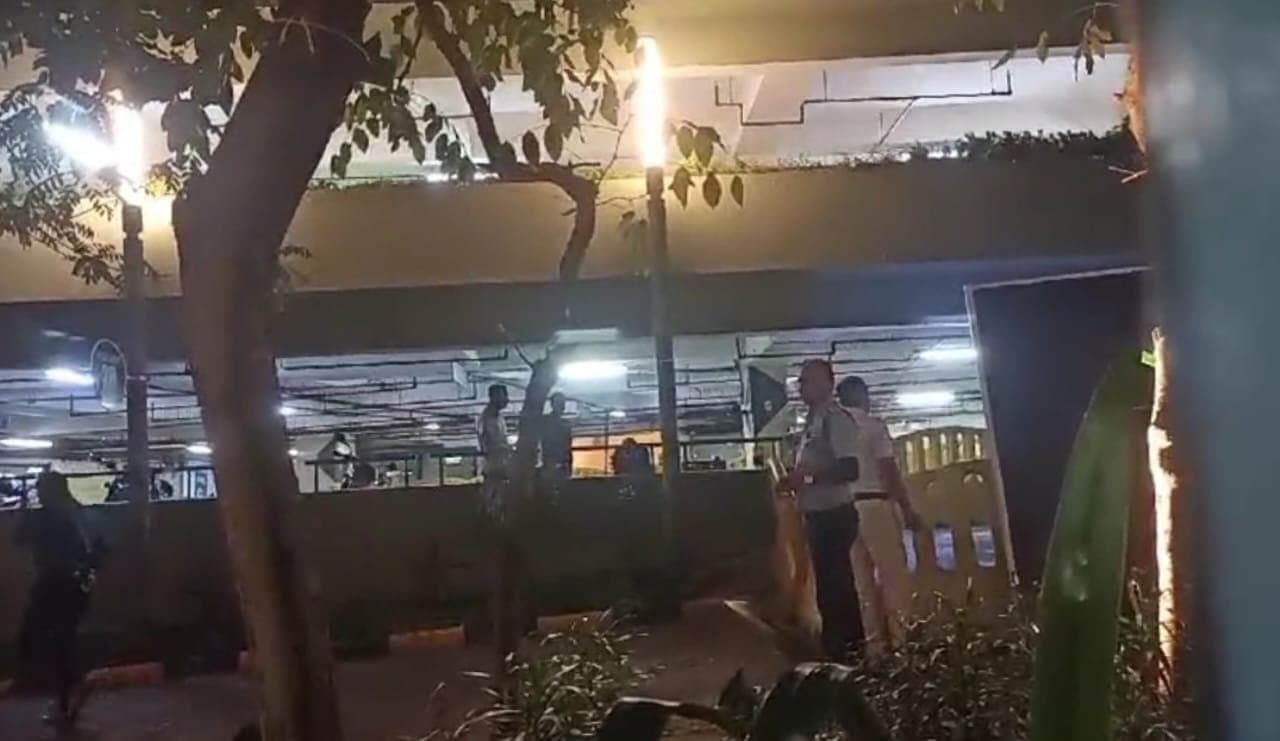 Young man dies after jumping from 5th floor of kolkata shopping mall