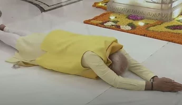 Narendra Modi: অযোধ্যায় মোদি, রাম লালার সামনে সাষ্টাঙ্গে প্রণাম প্রধানমন্ত্রীর