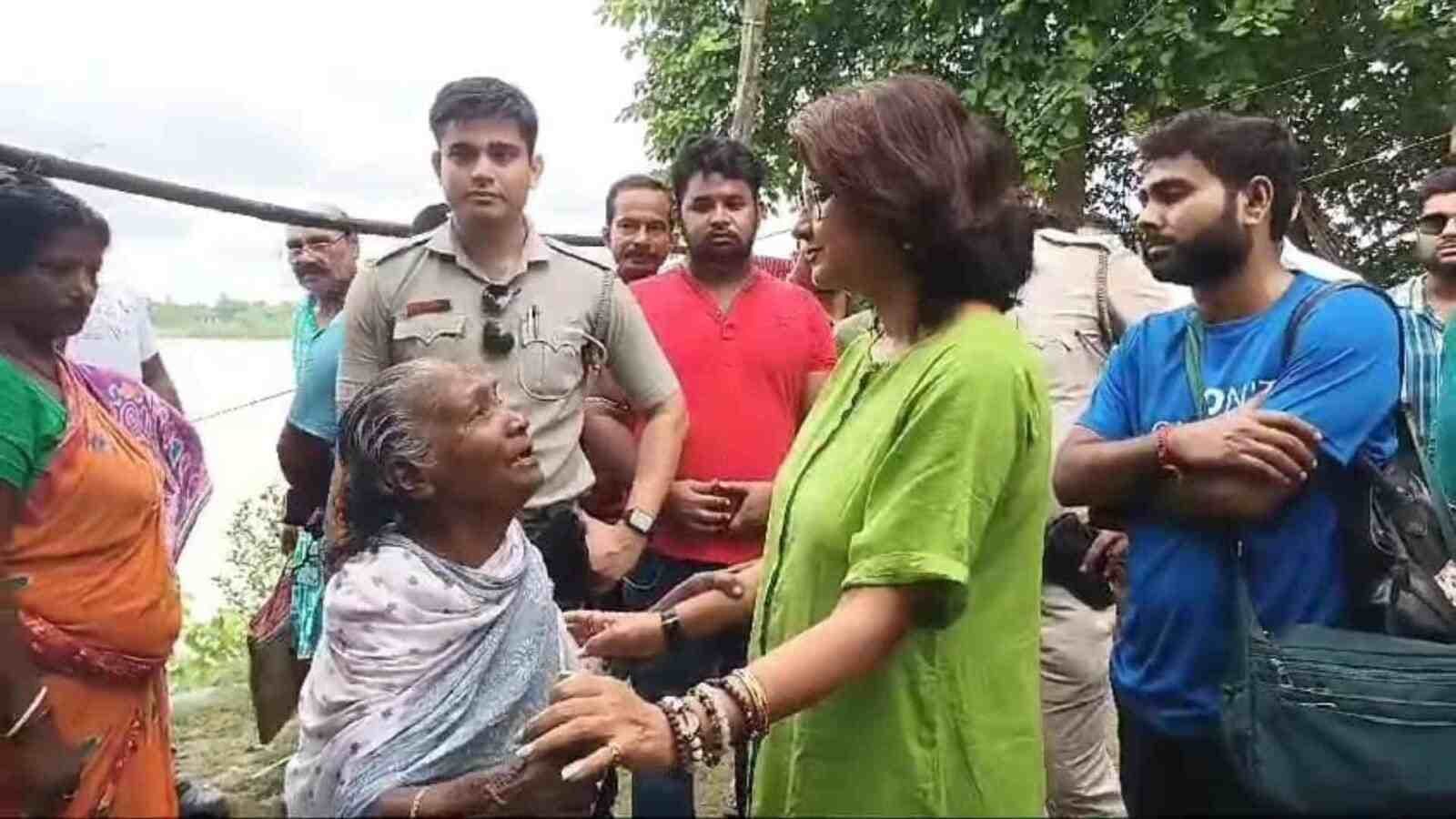 rachana banerjje visits flood affected area of balagarh gnr