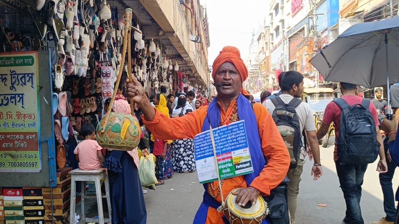 Hooghly: 'ভোট শান্তিপূর্ণ হোক, বার্তা নিয়ে এবার রাস্তায় বাউল শিল্পী স্বপন 
