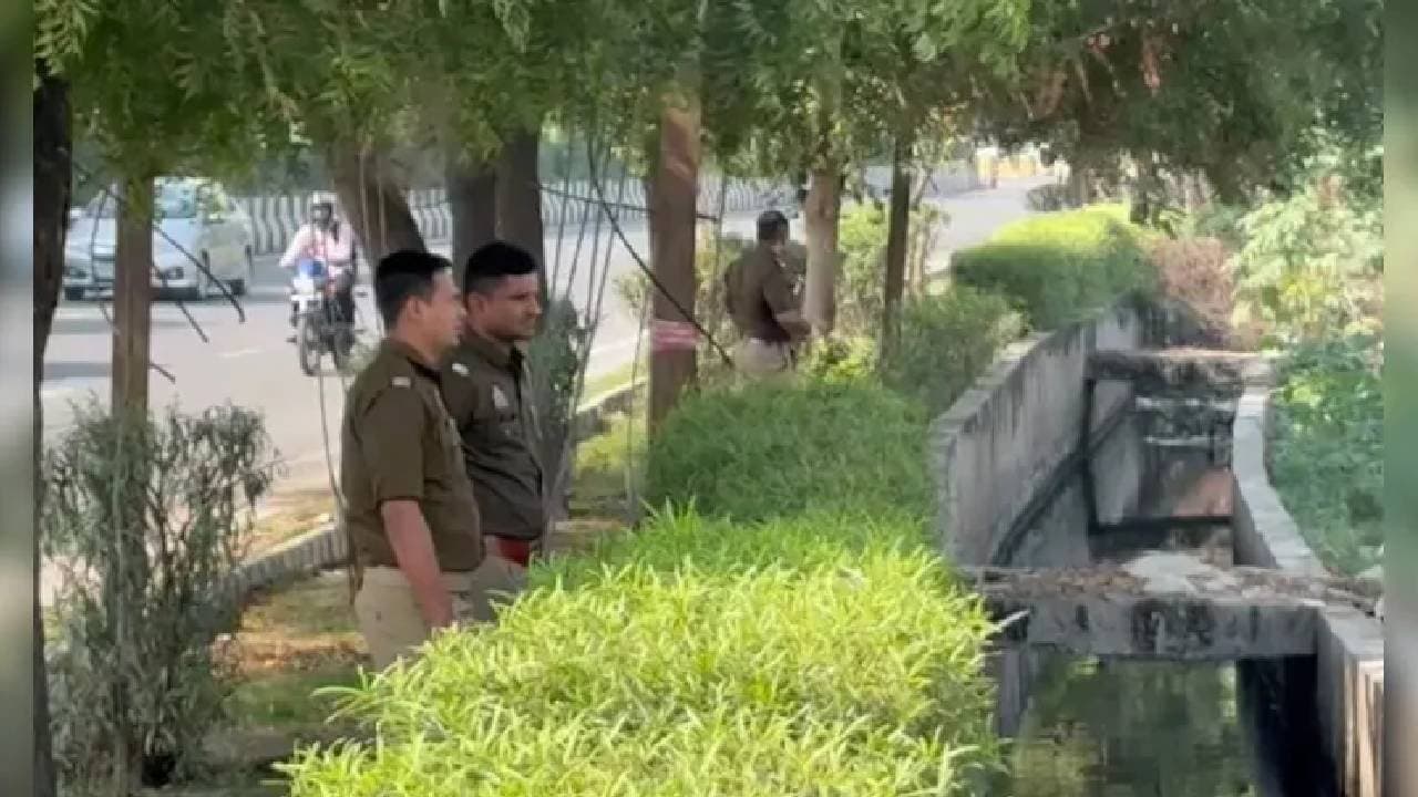 Bengal Man Killed Lover In Bus Dumped Headless Armless Body In Noida Drain