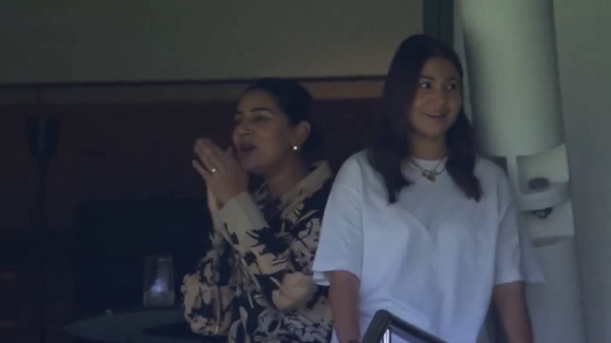 Anushka Sharma and Sanjana Ganesan s Reaction Viral As India Break Australia s 10th Wicket Stand spt