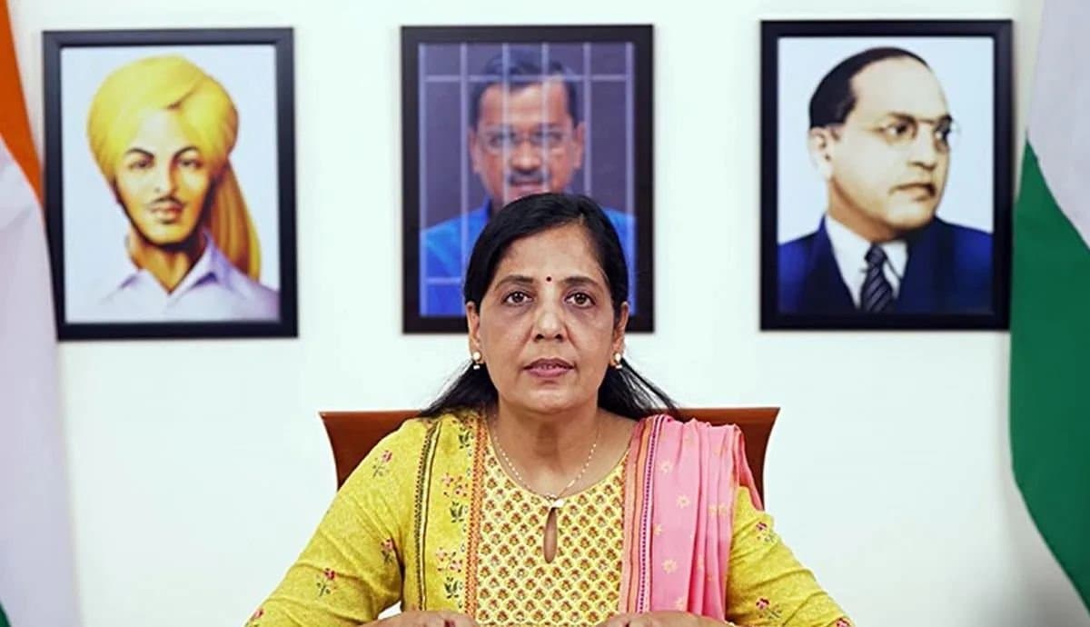 SUNITA: গুজরাটে আপের তারকা প্রচারকের তালিকায় থাকছেন সুনীতা কেজরিওয়াল