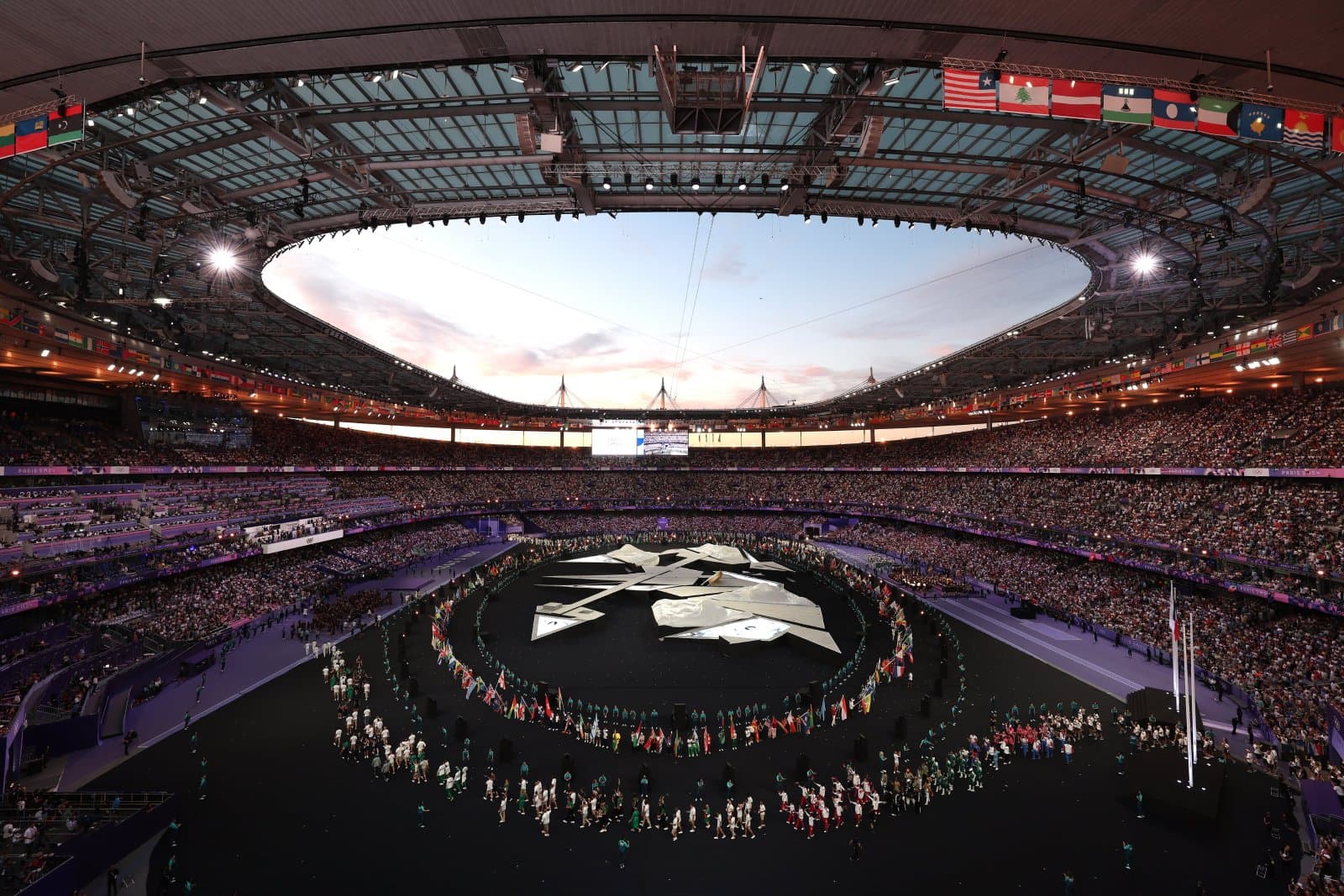 Paris Olympics: নাচে, গানে মজে গোটা প্যারিস, স্টাটে ডি ফ্রান্সে জমজমাট অলিম্পিকের সমাপ্তি অনুষ্ঠান