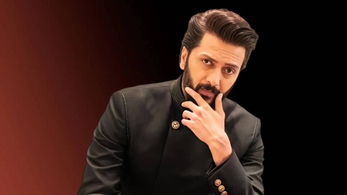 Riteish Deshmukh Pushes Away Young Fan Asking for Selfie at Premiere