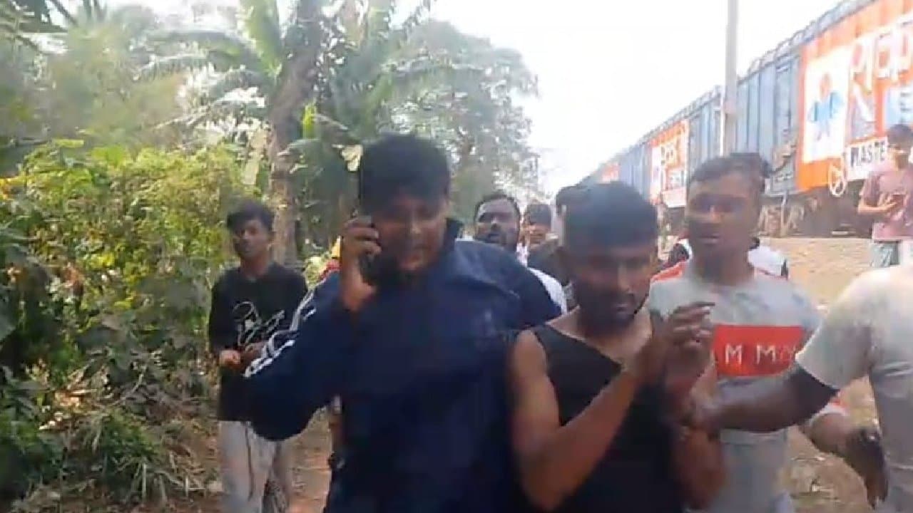 ছিনতাইয়ে বাধা, চলন্ত ট্রেন থেকে ফেলে দিল যাত্রীকে