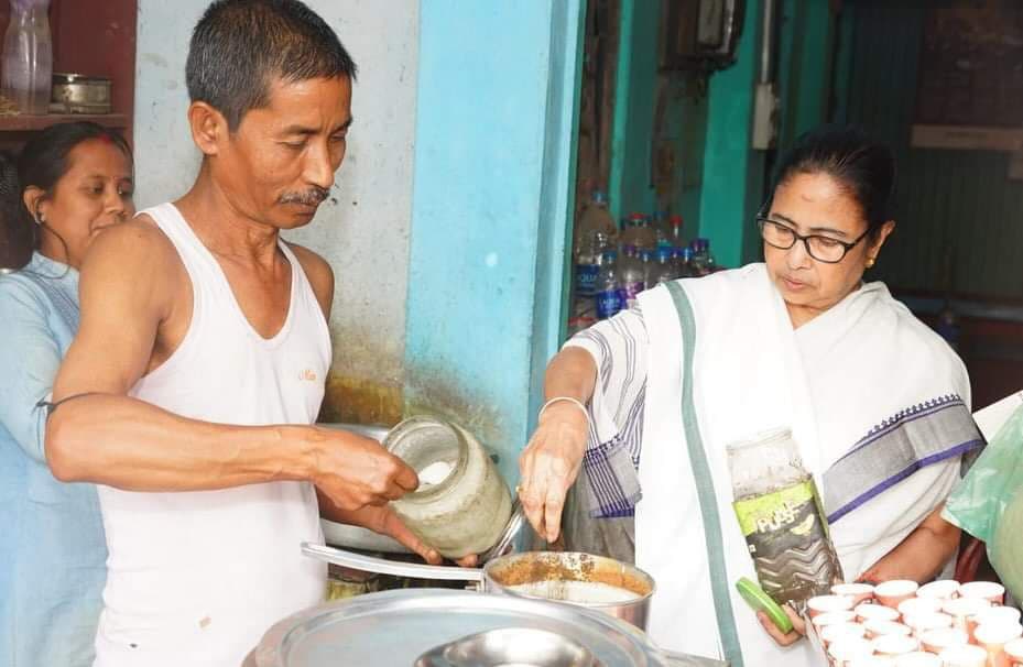 MAMATA: চালসায় অন্য মুডে মুখ্যমন্ত্রী, মিশে গেলেন সাধারণের মধ্যে