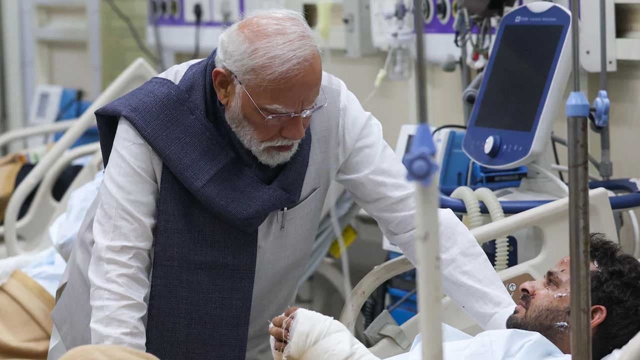 Delhi Blast: PM Narendra Modi meets victims at hospital