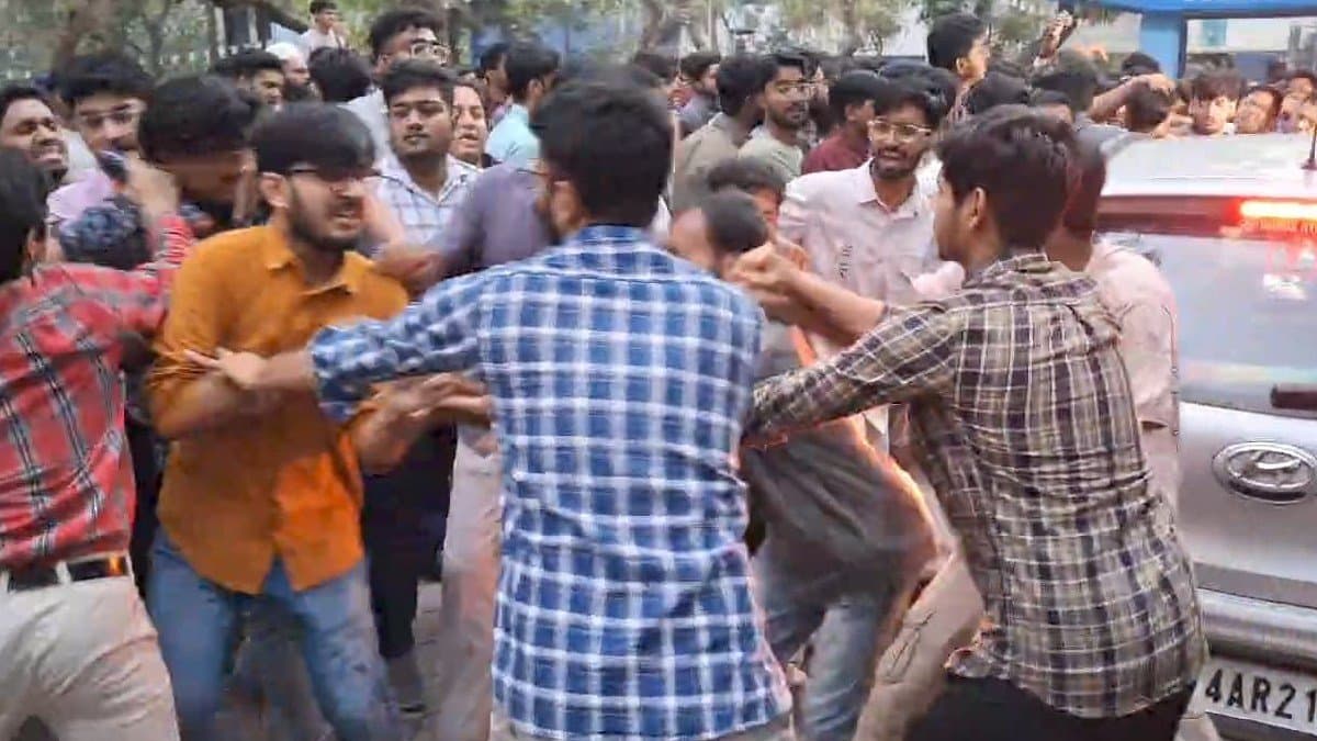 দফায় দফায় ছাত্র সংঘর্ষ, ক্রিকেট ম্যাচ দেখানো ঘিরে উত্তাল উত্তরবঙ্গ মেডিক্যাল কলেজ 