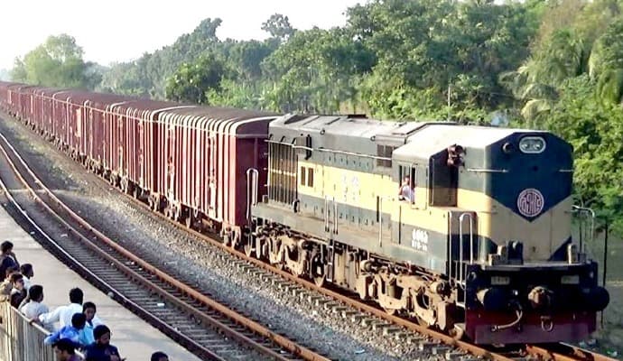 Local Train: ‌মালগাড়ি লাইনচ্যুত, হাওড়া–বর্ধমান মেন শাখায় ট্রেন চলাচল ব্যাহত 