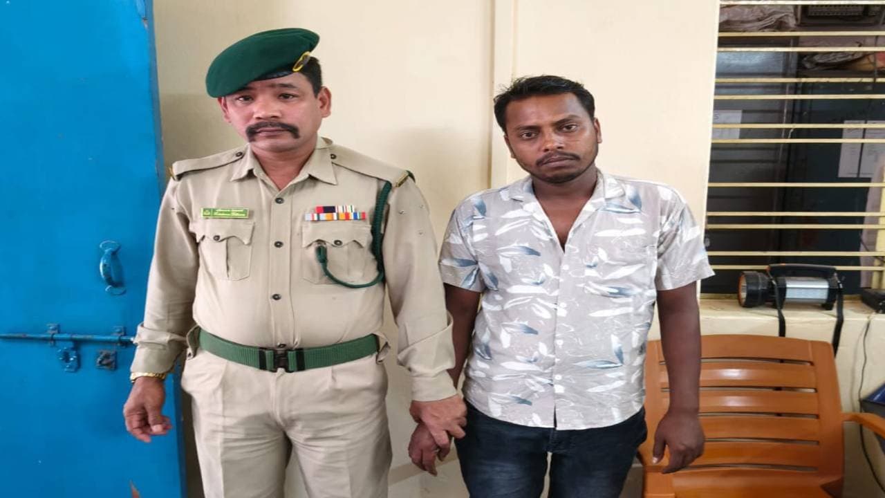 Husband chocks wife to death and surrenders himself to police