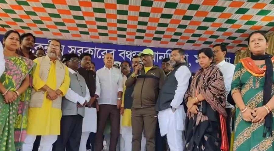 রেড রোডে রাজীব ব্যানার্জিকে ঘিরে স্লোগান দলীয় কর্মীদের
