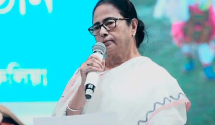 Mamata Banerjee: কেন্দ্র টাকা না দিলে ১১ লক্ষ আবাস যোজনার বাড়ি বানাবে রাজ্য সরকার, দিন বেঁধে দিলেন মুখ্যমন্ত্রী