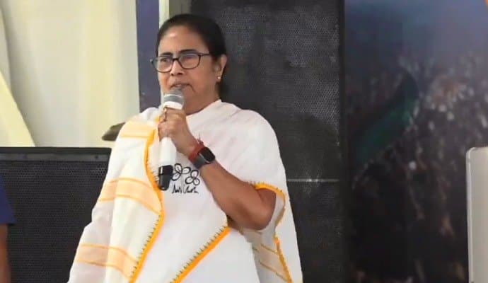 Mamata Banerjee: ‘গণ্ডগোল হলে দায় নিতে হবে কমিশনকেই’, আলিপুরদুয়ারের সভা থেকে নির্বাচন কমিশনকে একহাত মমতার
