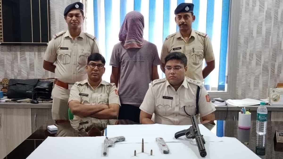 Man arrested with illegal weapon in Murshidabad gnr 
